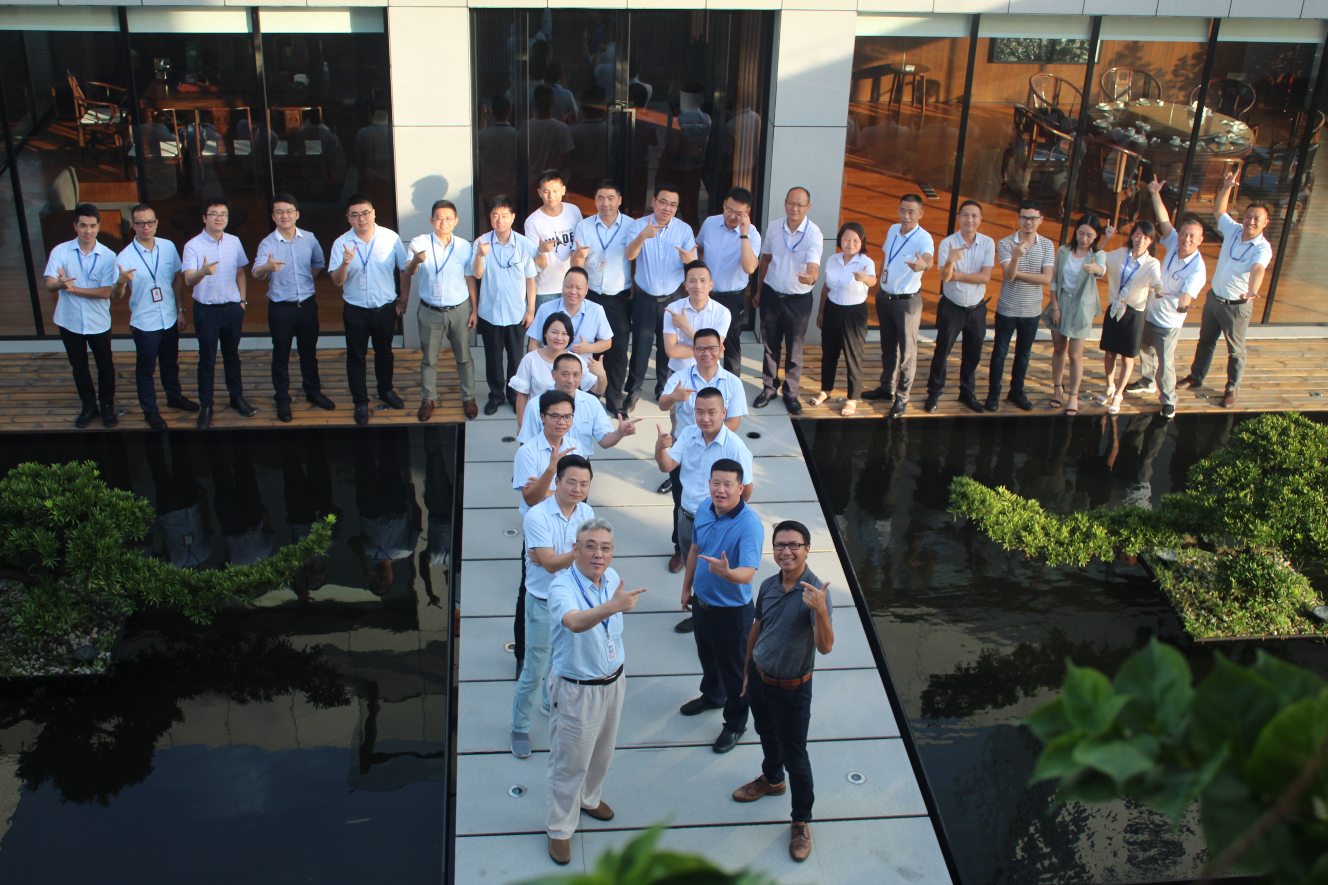 久久精品亚洲一级毛片