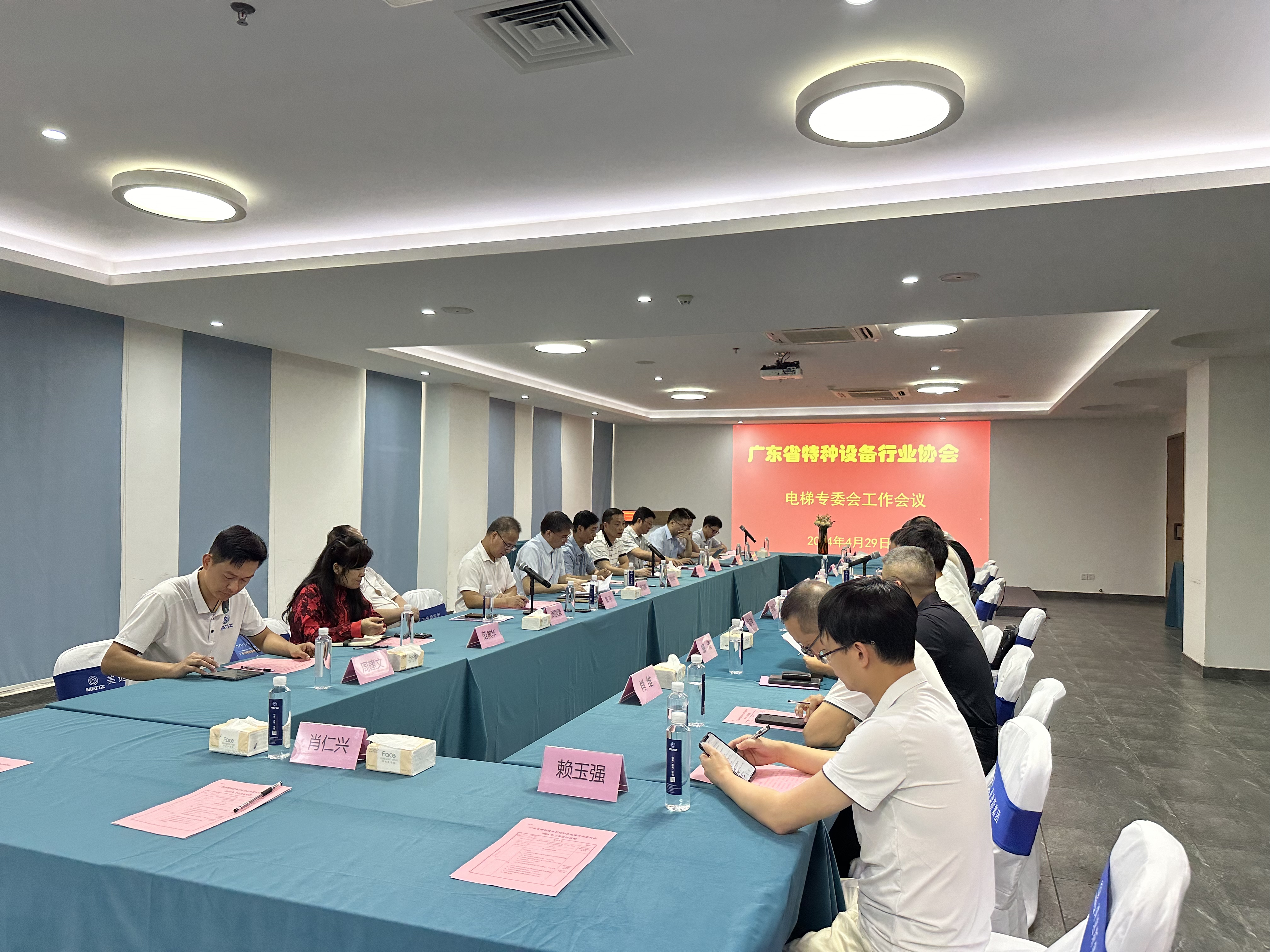 久久精品亚洲一级毛片